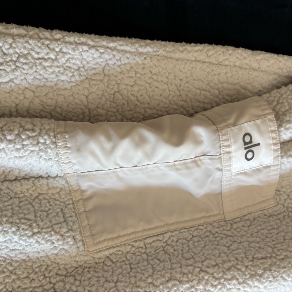 ALO Yoga Cream Sherpa jogger